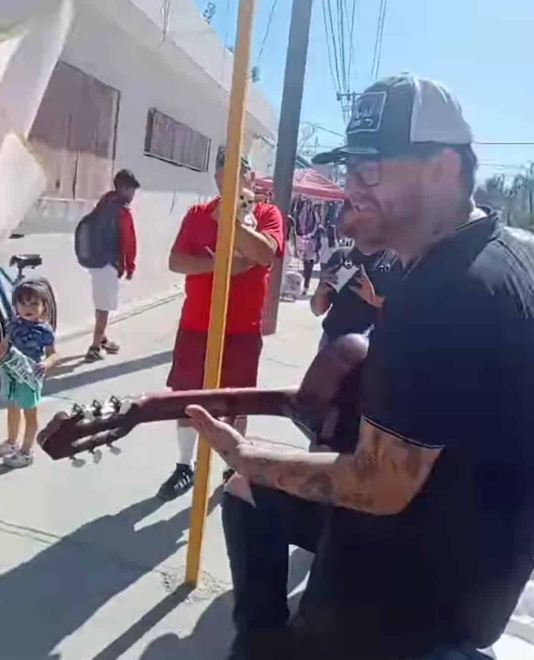 Lord Platillos Sorprende a Cumpleañera en Salida de Primaria