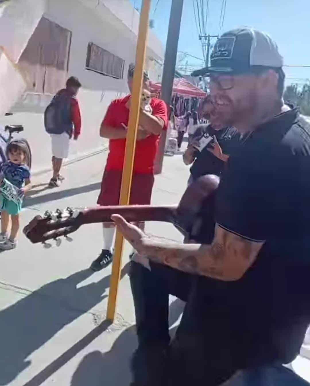 Lord Platillos Sorprende a Cumpleañera en Salida de Primaria