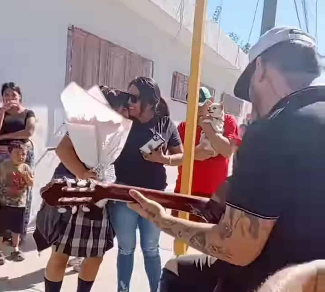 Lord Platillos Sorprende a Cumpleañera en Salida de Primaria