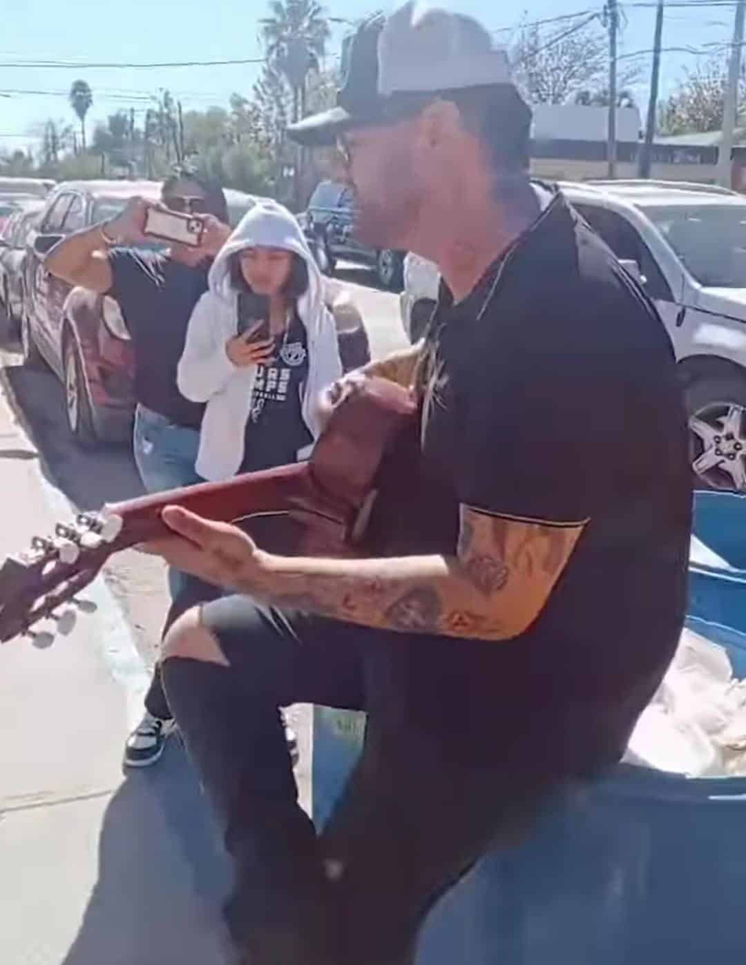 Lord Platillos Sorprende a Cumpleañera en Salida de Primaria