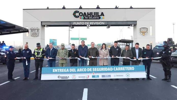 Inaugura Manolo primer arco de seguridad carretero en Coahuila