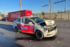 Chocan a taxista y huyen