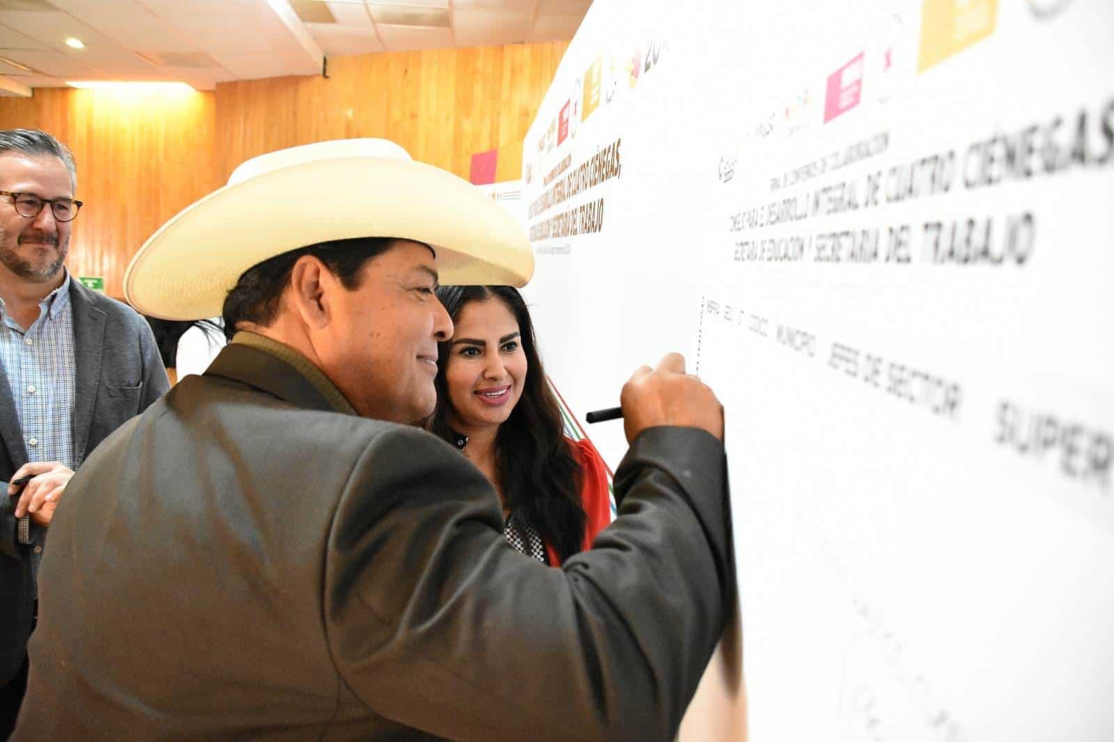 En Cuatro Ciénegas autoridades firmaron el plan educativo 2040.