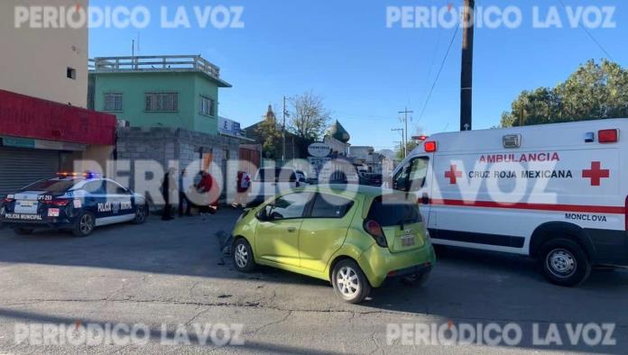 Se ´vuela´ alto, choca y lesiona a conductora