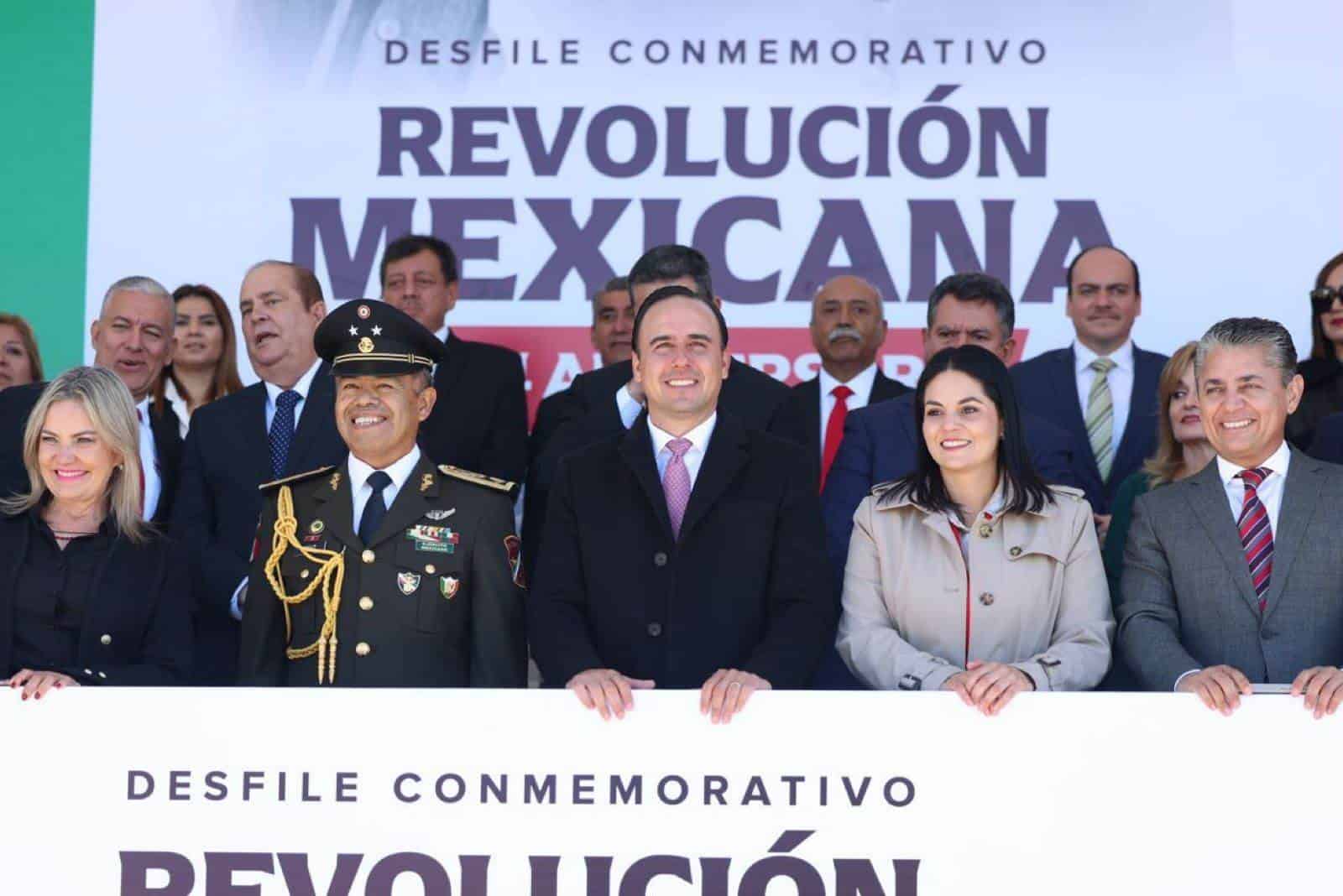En Piedras Negras el gobernador Manolo Jiménez Salinas encabezó los festejos conmemorativos del 114 Aniversario del inicio de  la Revolución Mexicana.
