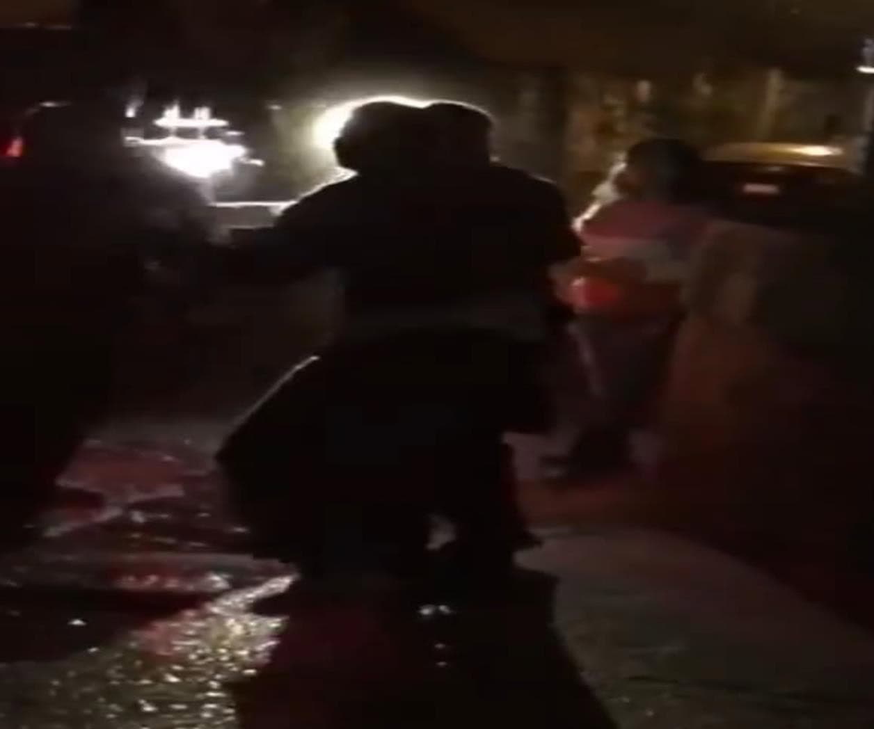 Imagen del video tomado de la agresión de policías a mujer embarazada y a una mejor de edad.