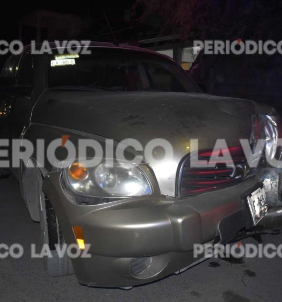 Incrusta automóvil en árbol