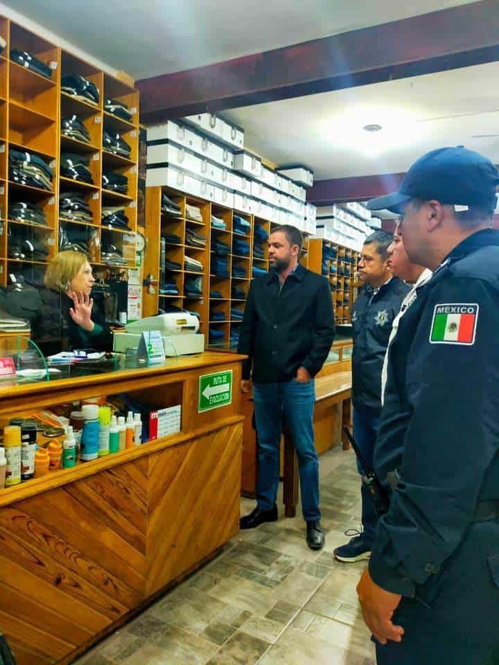 Roberto Rojas, presidente de la asociación de comerciantes del Centro Histórico acompañó a elementos de seguridad para hacer rondines.
