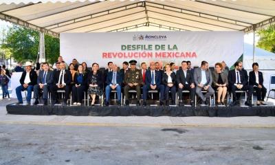 Participan más de 3 mil en desfile revolucionario