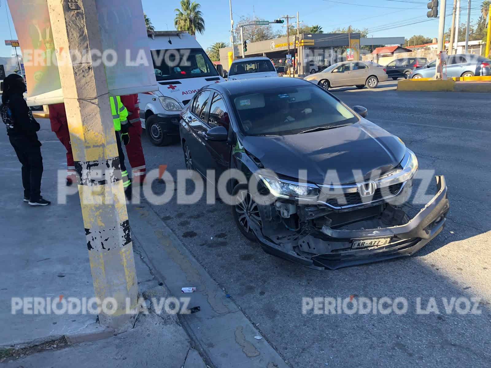 Se ´vuela´ rojo y le chocan auto