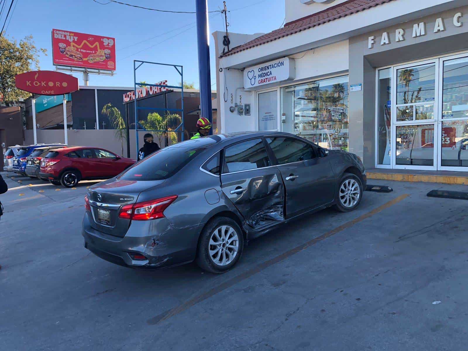 Se ´vuela´ rojo y le chocan auto