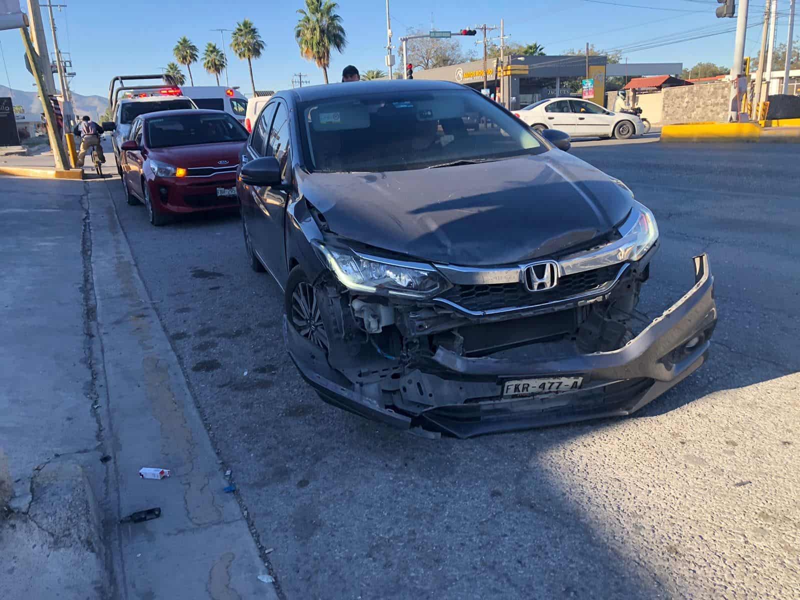 Se ´vuela´ rojo y le chocan auto