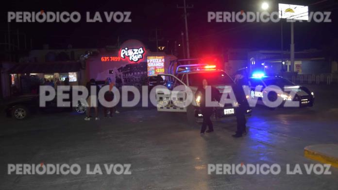 Se echa de reversa y choca auto deportivo Se echa de reversa y choca auto deportivo