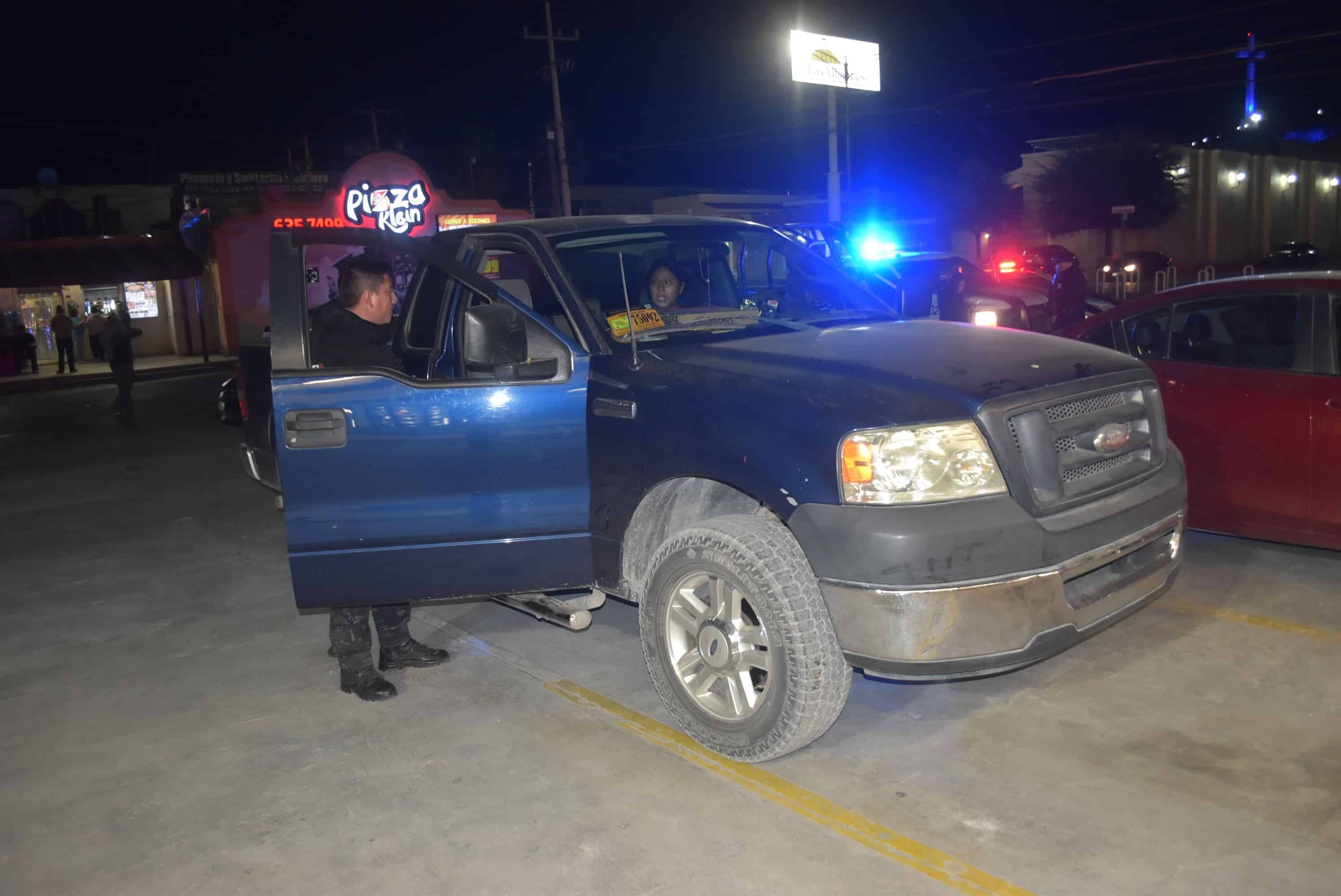 Se echa de reversa y choca auto deportivo