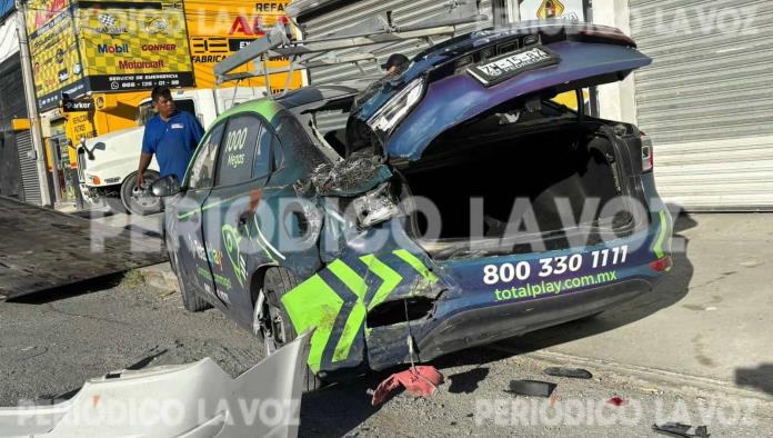 Contesta llamada y choca auto estático