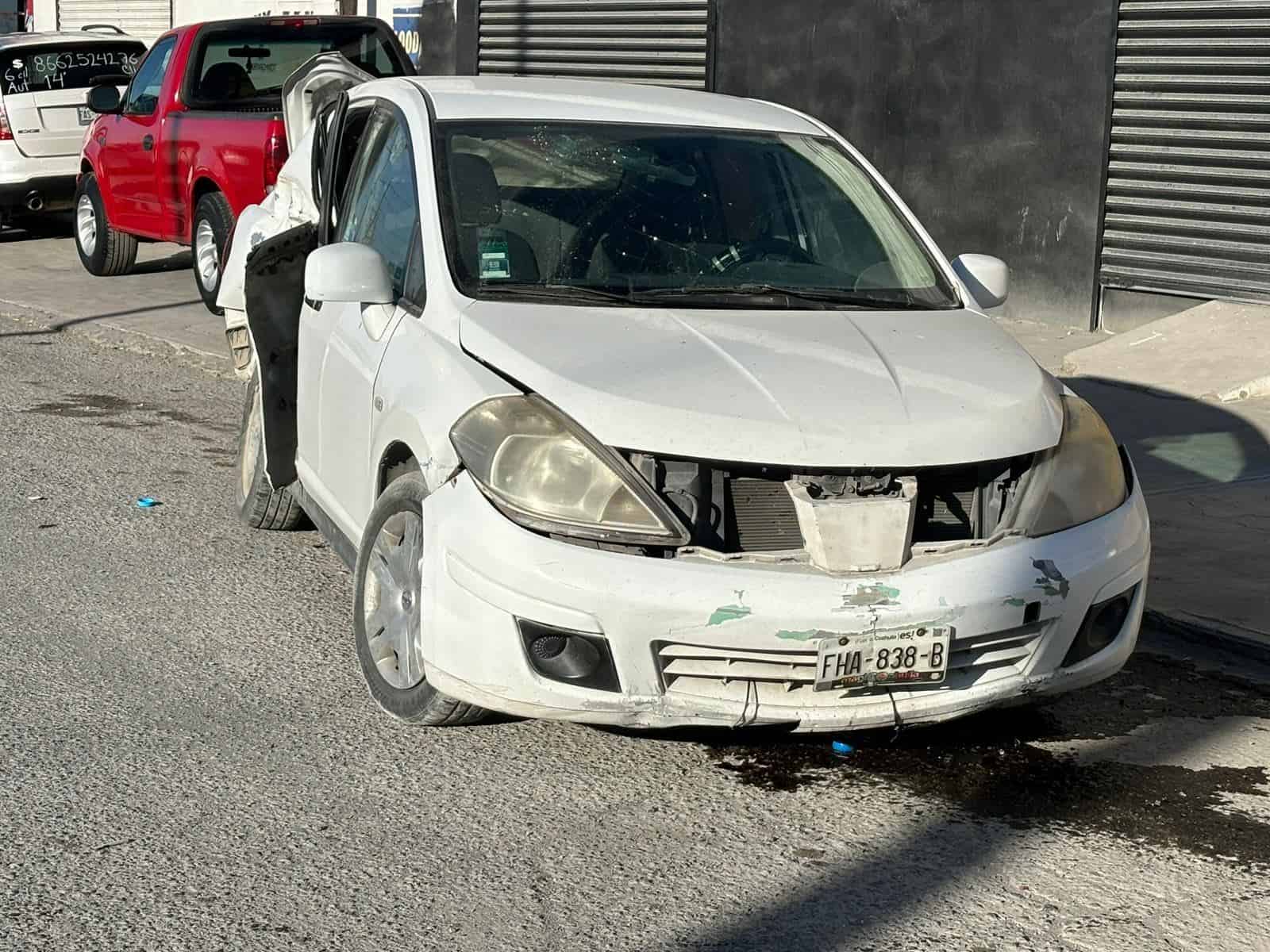 Contesta llamada y choca auto estático