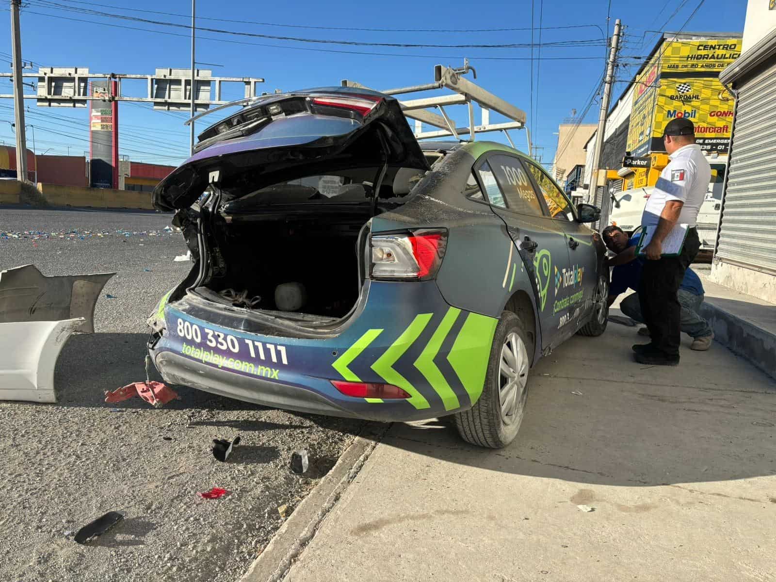 Contesta llamada y choca auto estático