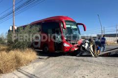 Muere conductor tras choque con autobús