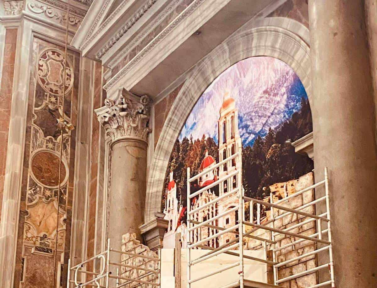 En la Basílica de San Pedro se prepara una pintura de la Catedral de Saltillo.