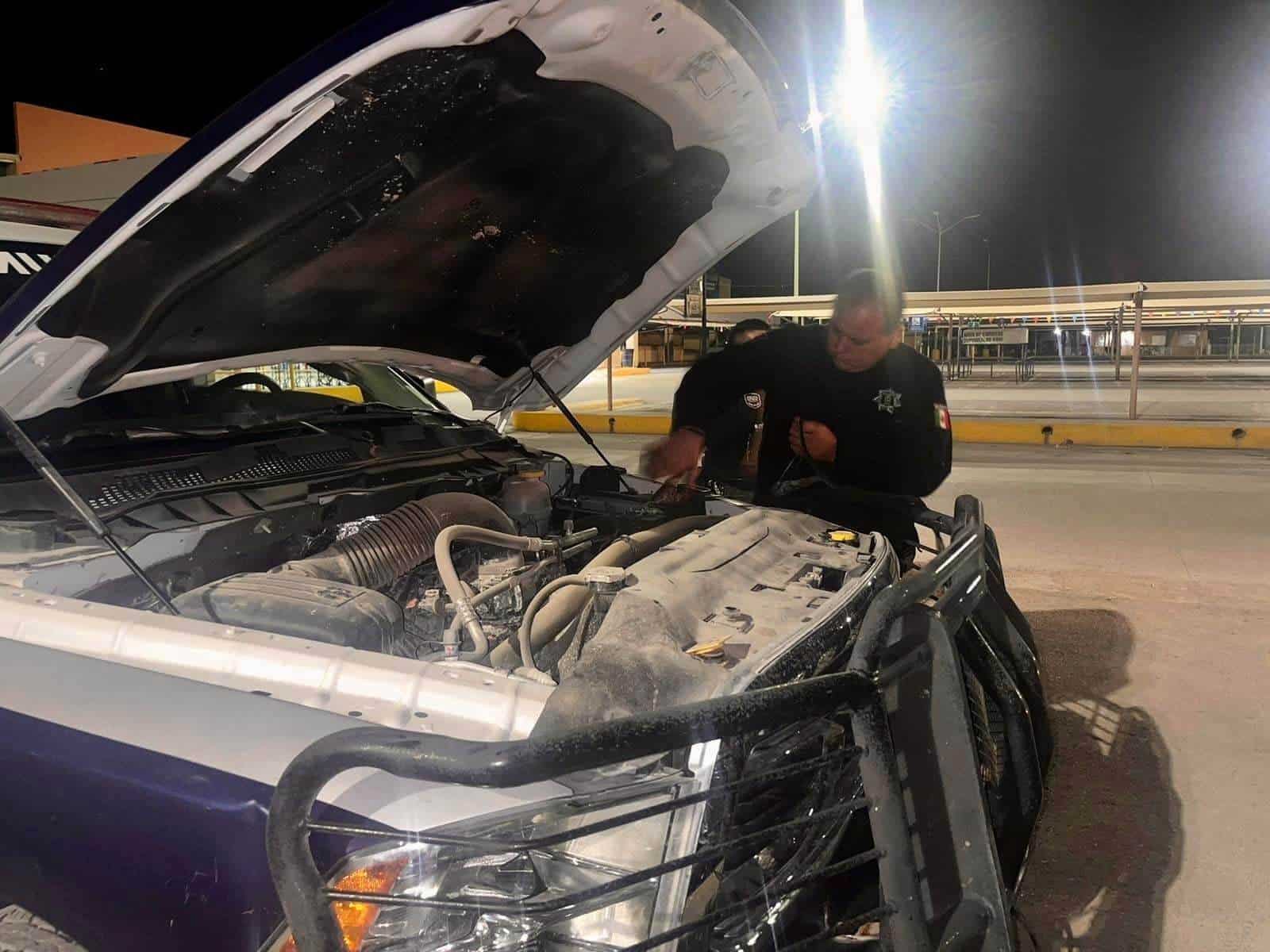 Policías de Nava destacan por su apoyo a un automovilista varado