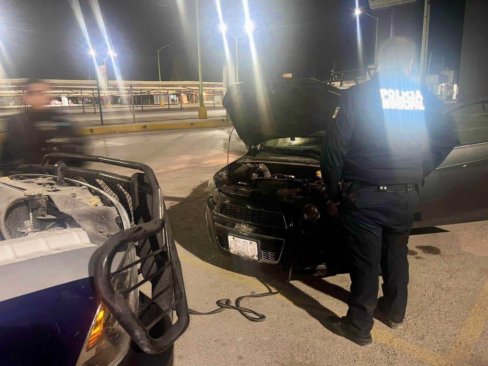 Policías de Nava destacan por su apoyo a un automovilista varado