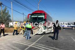 Queda estudiante prensado en choque contra autobús