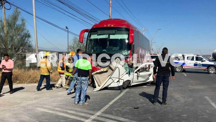 Queda estudiante prensado en choque contra autobús