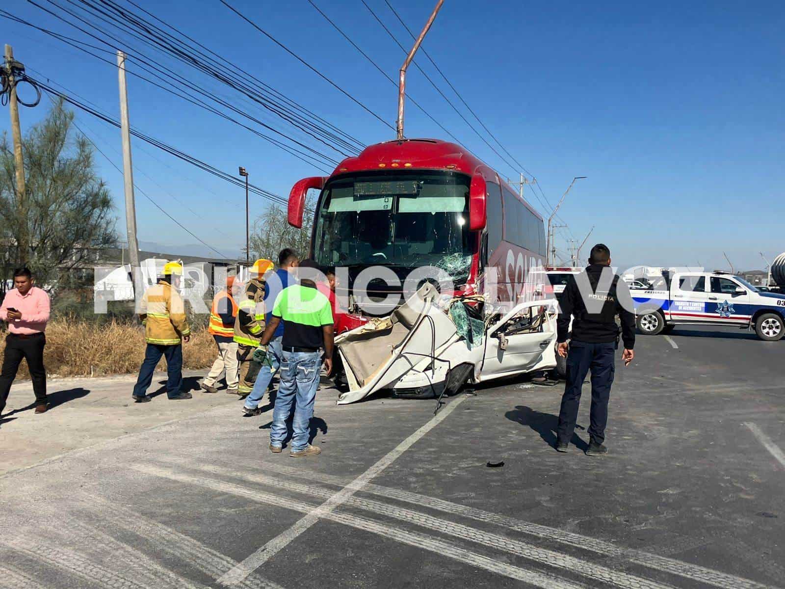 Queda estudiante prensado en choque contra autobús