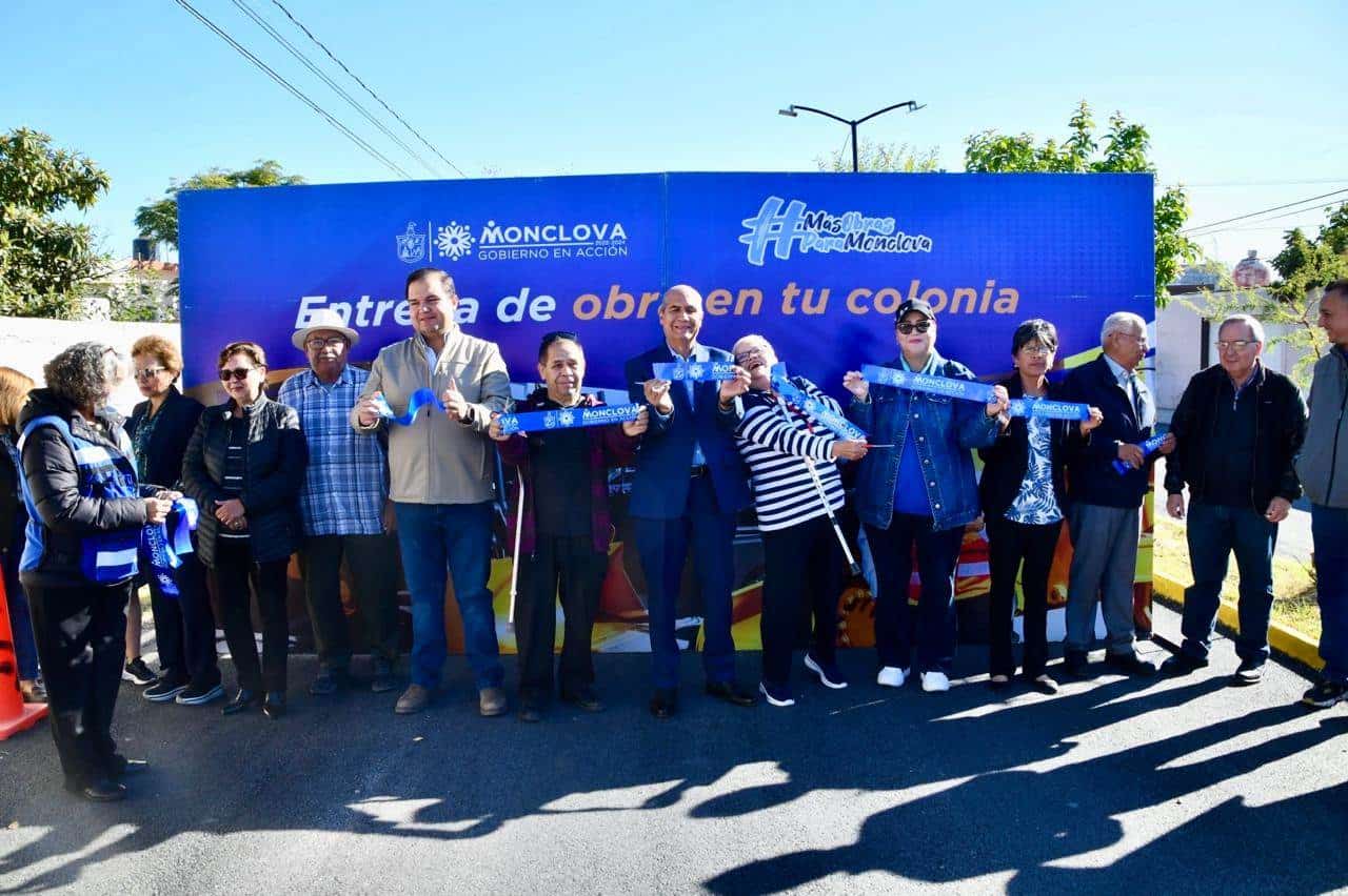 El alcalde Mario Dávila Delgado, acompañado por regidores y vecinos, encabezó la entrega de la obra de recarpeteo en varias calles de la colonia, mejorando la infraestructura y beneficiando a más de 800 residentes locales.