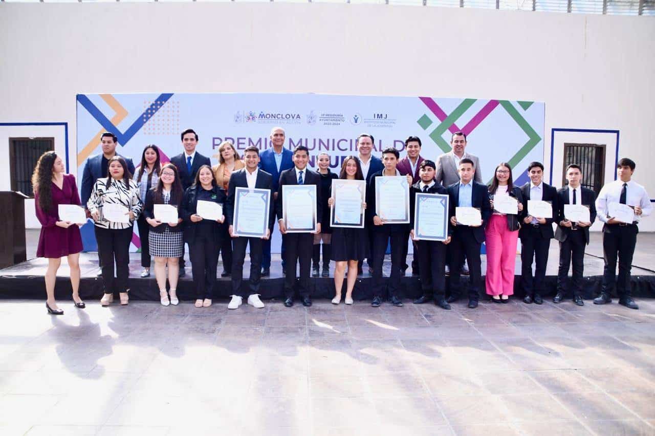 El Ayuntamiento de Monclova premió a 14 estudiantes por su excelencia en deporte, cultura, emprendimiento y servicio social. El alcalde Mario Dávila destacó su esfuerzo y compromiso con la comunidad, alentándolos a seguir construyendo un futuro prometedor para Monclova.