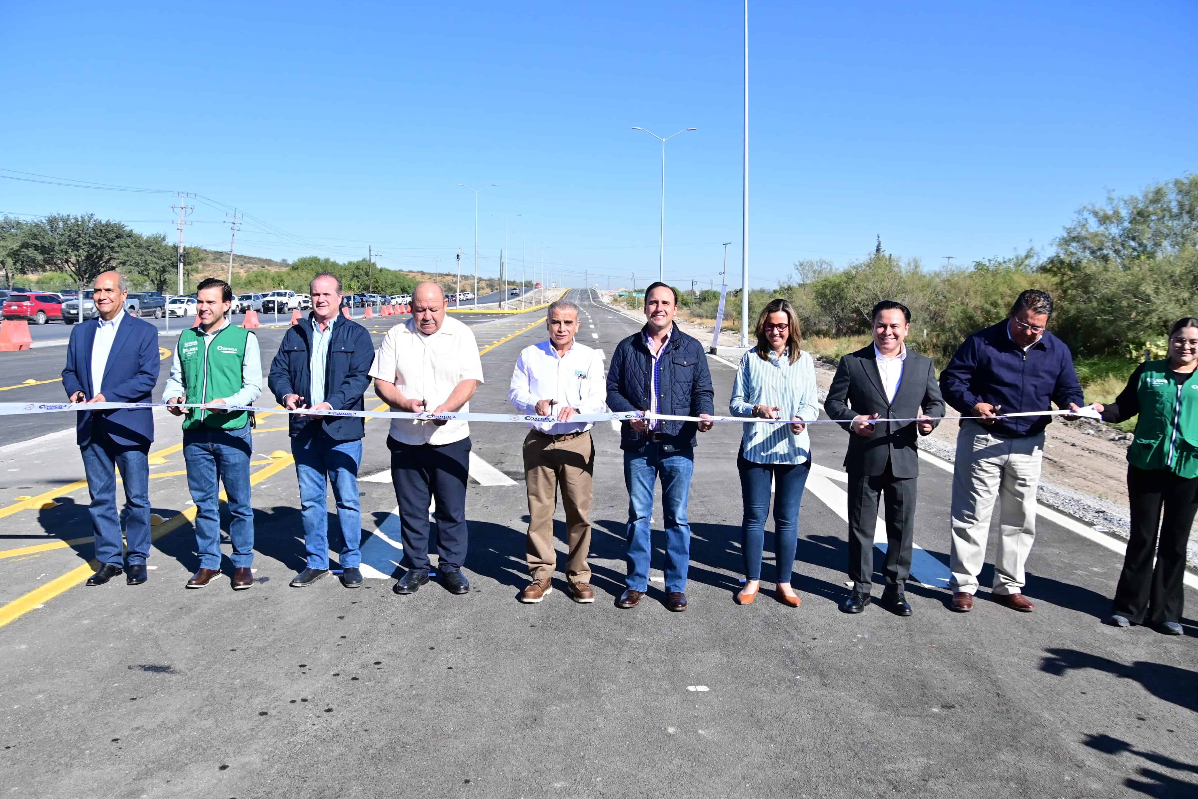 El alcalde Roberto Piña estuvo presente en la inauguración del libramiento Carlos Salinas de Gortari en su tramo de Castaños-Monclova.
