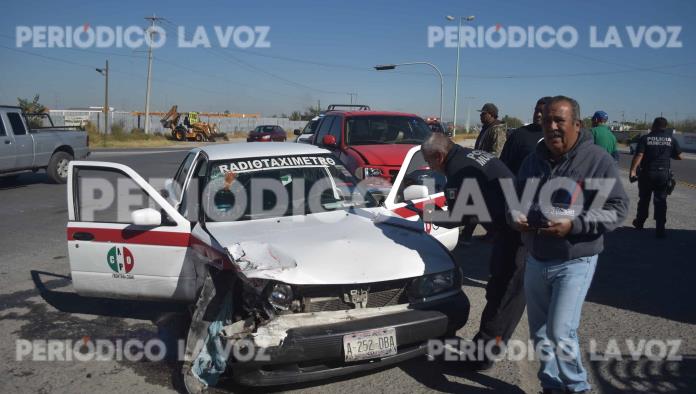 Se estrella en taxi; lesiona a pasajera