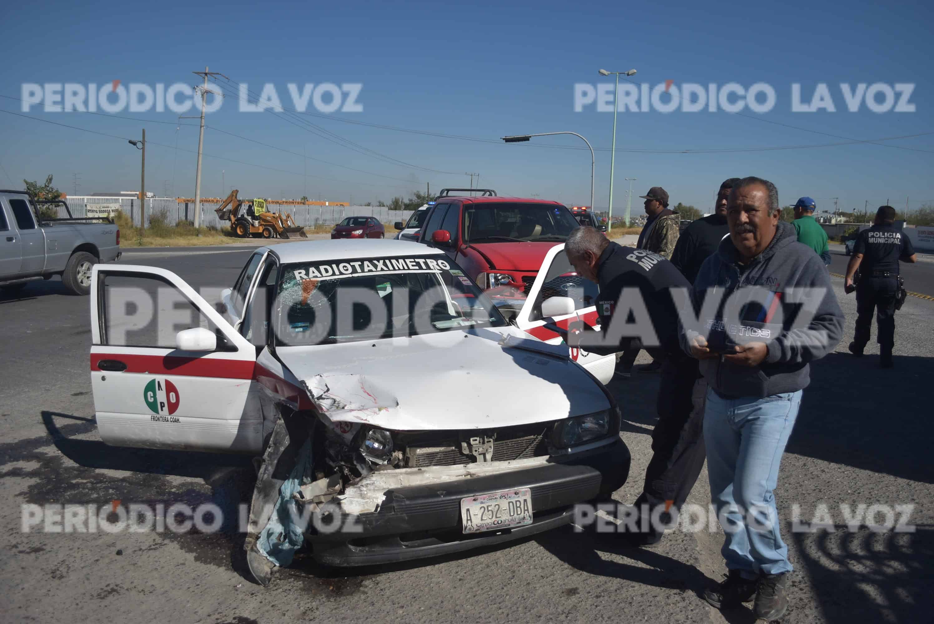 Se estrella en taxi; lesiona a pasajera