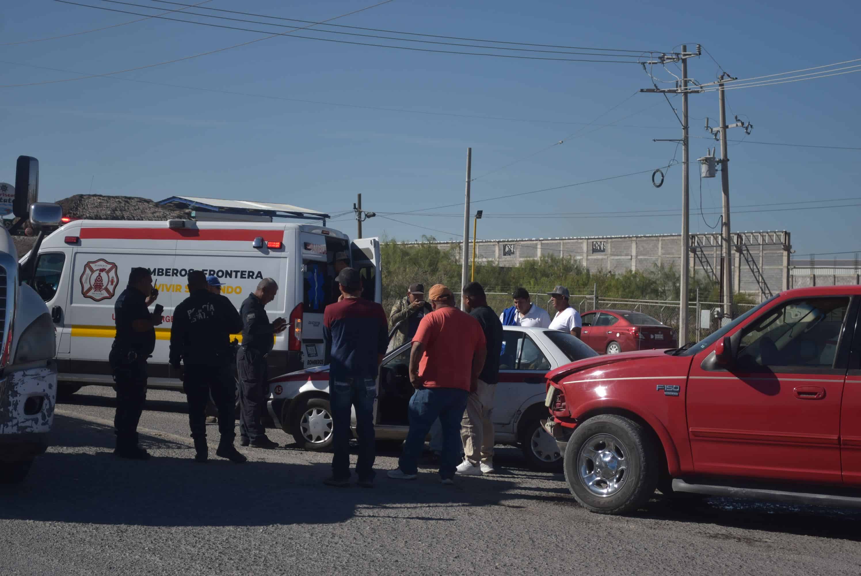 Se estrella en taxi; lesiona a pasajera