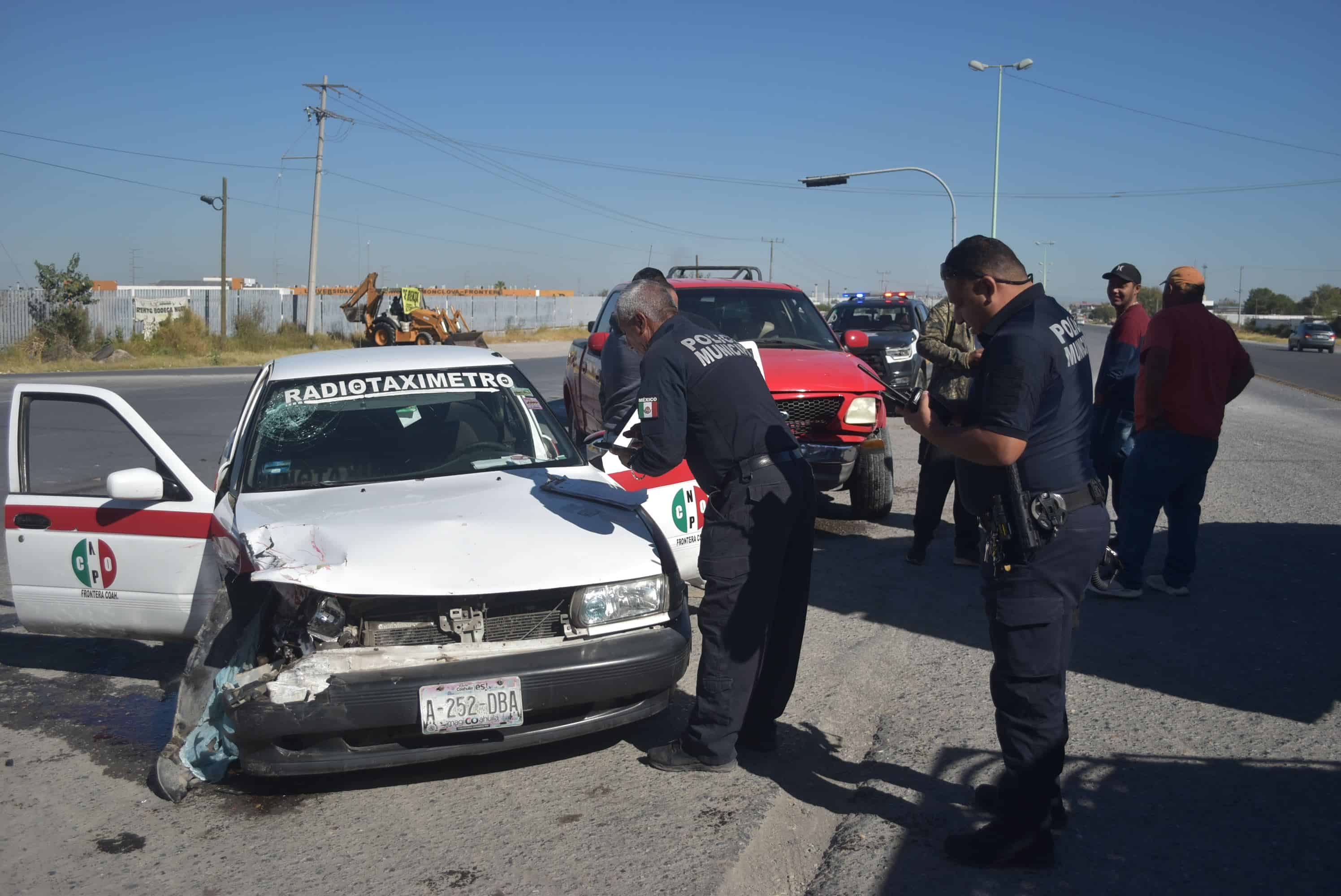 Se estrella en taxi; lesiona a pasajera