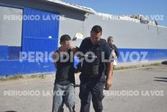 Atoran a adolescente armado con cuchillote