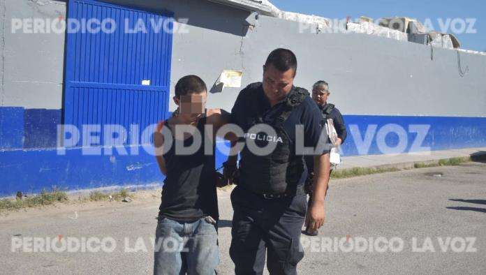 Atoran a adolescente armado con cuchillote