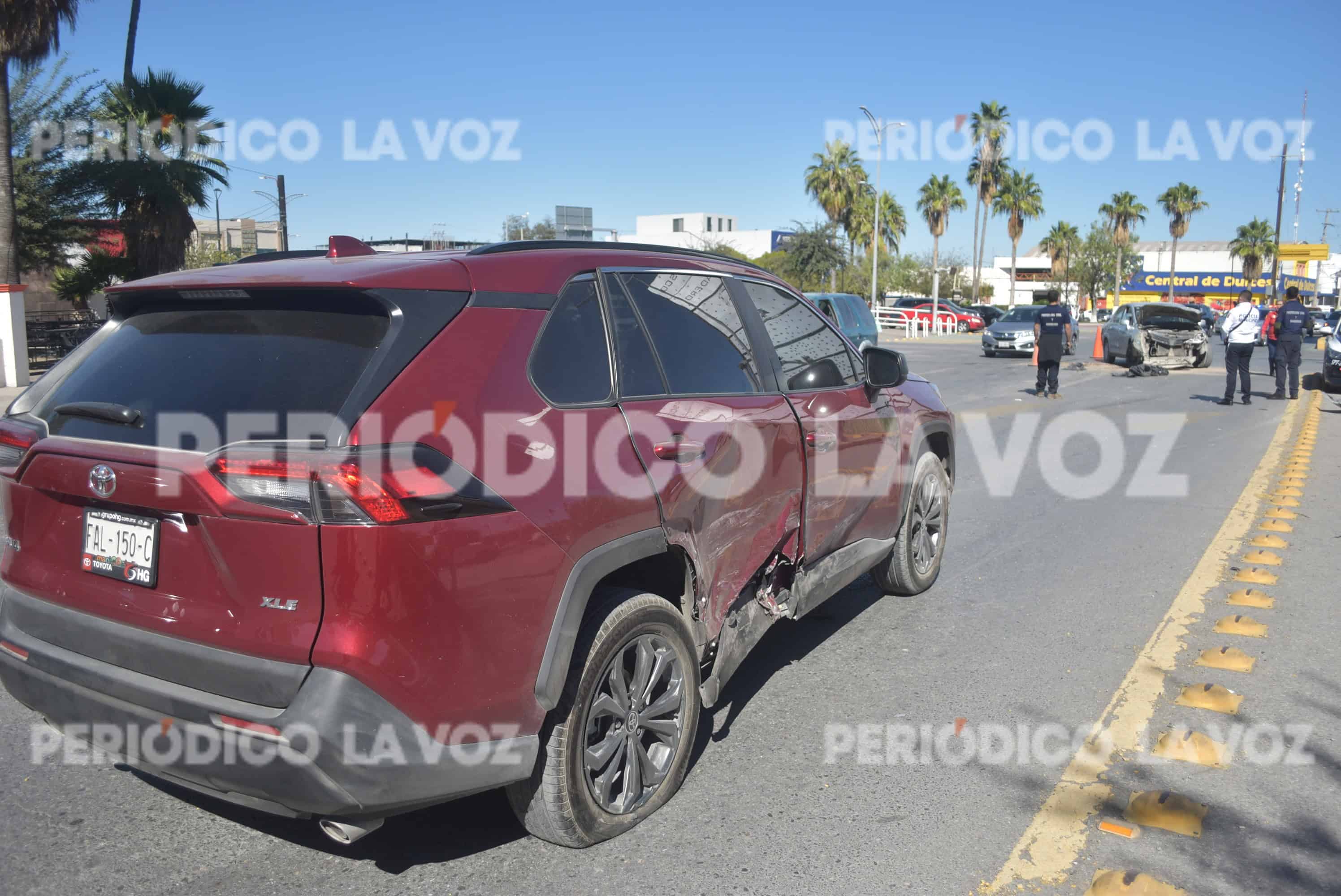 Arranca defensa a auto en choque