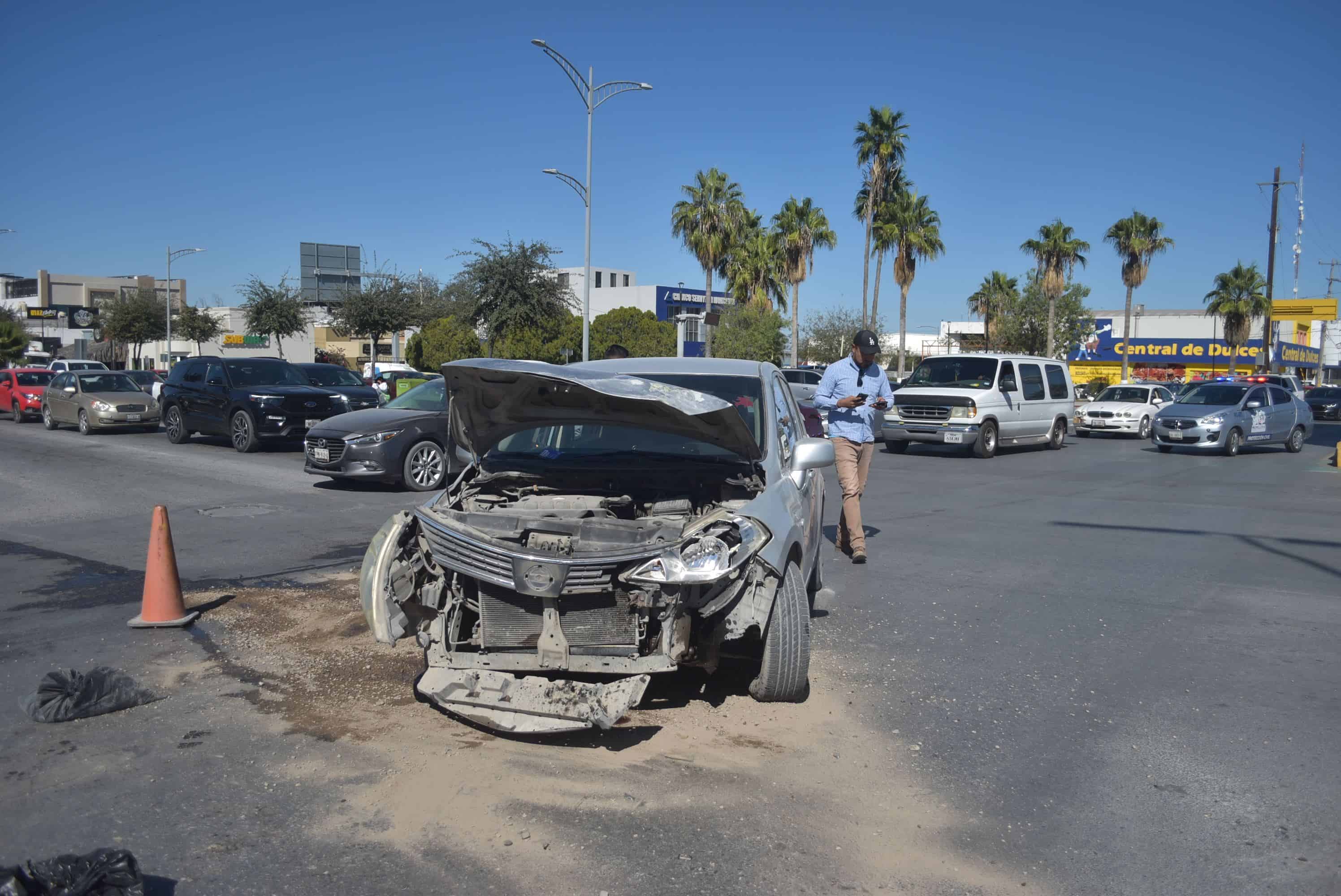 Arranca defensa a auto en choque