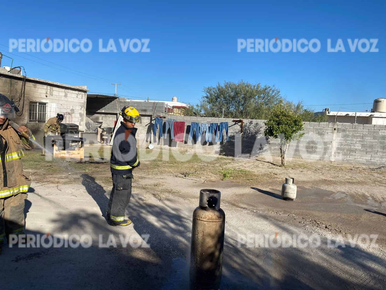 Envuelven llamas cilindros de gas