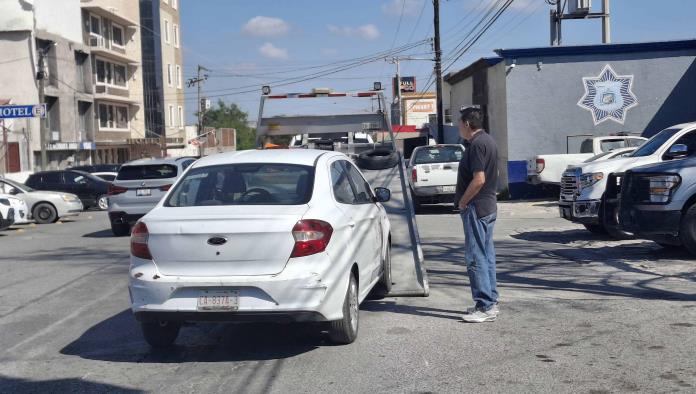 Investigan a tres policías