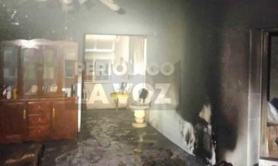 Combaten bomberos incendio en 2 viviendas en Nueva Rosita