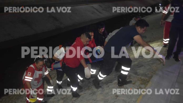 Acaba borracho en el fondo del río