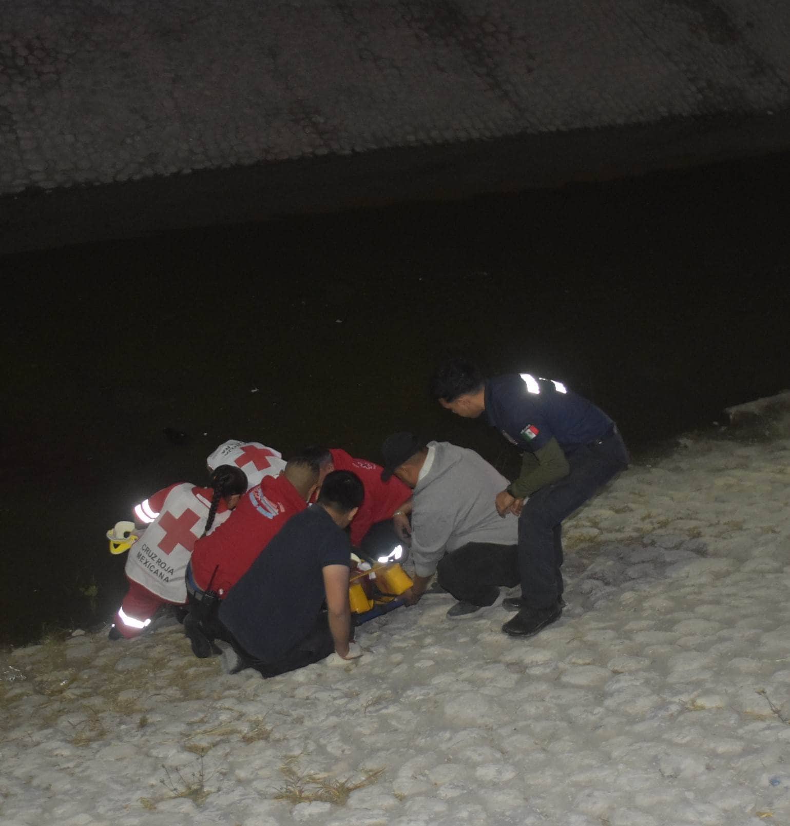 Acaba borracho en el fondo del río