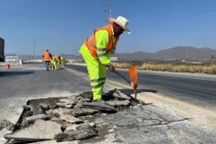 Inicia bacheo de la carretera 57