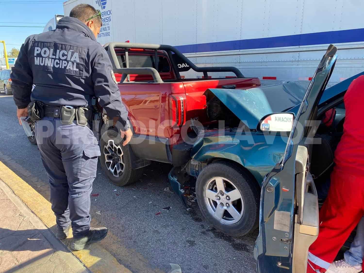 Se distrae mujer y choca por alcance