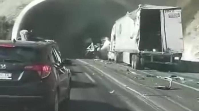 Accidente en la Carretera 57: tráiler se incendia tras choque Accidente en la Carretera 57: tráiler se incendia tras choque