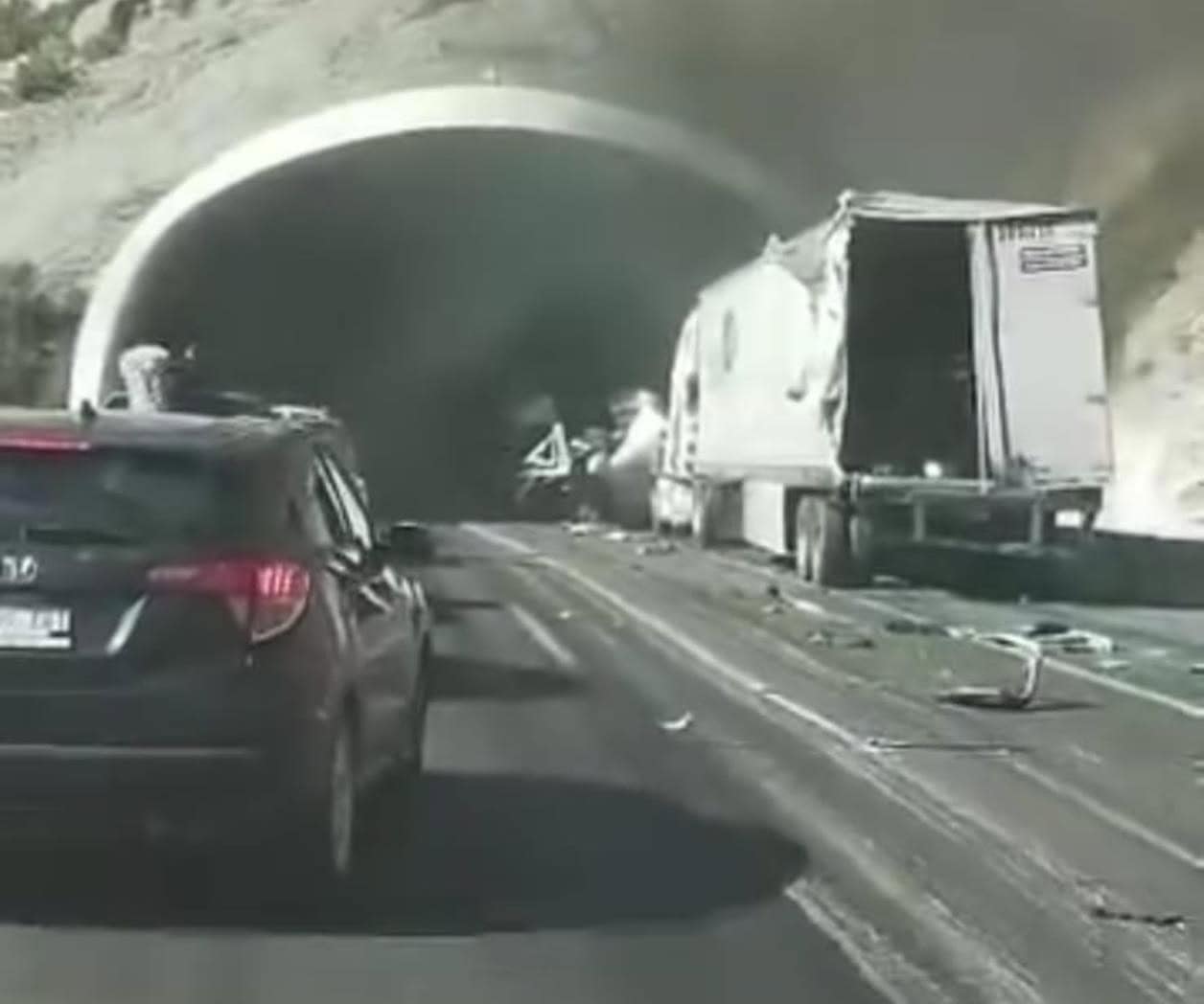Accidente en la Carretera 57: tráiler se incendia tras choque