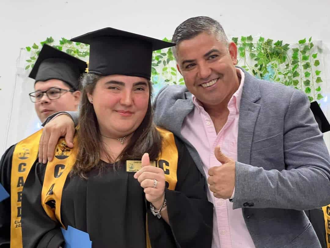 Chano Díaz apadrina generación del Centro de Atención para Estudiantes con Discapacidad (CAED).