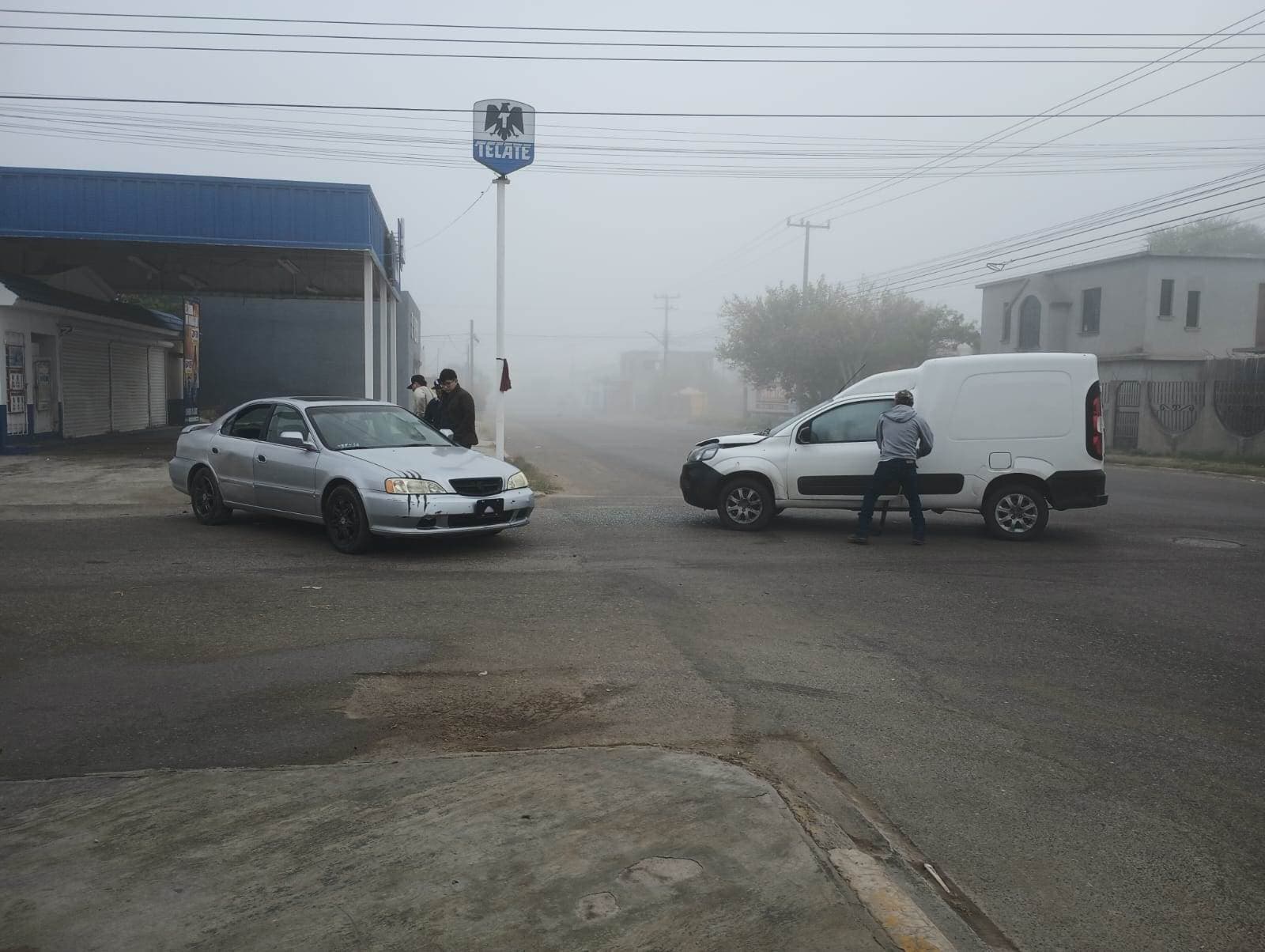 Choca jovencito; la niebla lo cegó